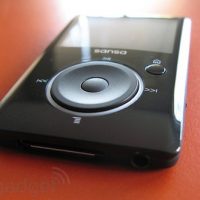 jpg_sandisk-sansa-fuze-hands-on-top.jpg