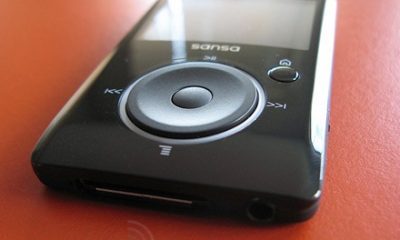 jpg_sandisk-sansa-fuze-hands-on-top.jpg