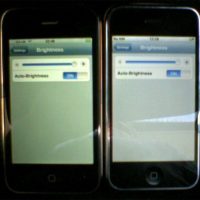 À gauche, l'iPhone 3G. À droite, l'iPhone v1.