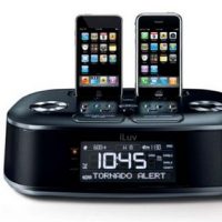 iluv-imm183-docks-two-ipods-iphones.jpg