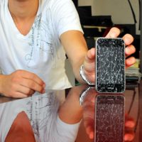 62758_une-iphone-brise.jpg