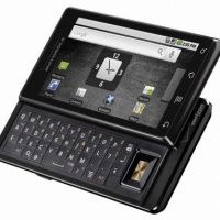 2009_10_28_droid_by_motorola_r3qtr_open_vzw_clock624x530.jpg