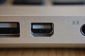 300px-Mini_DisplayPort_on_Apple_MacBook.jpg