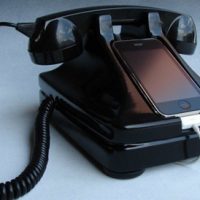 retrohandsetbaseiphone.jpg