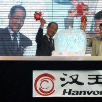 zhang-ceo-chinese-electronics-manufacturer-hanvon-and-zhang-vice-ceo-smash-ice-sculpture-shaped-apple-during-their-company-official-launch-their-touchpad-beijing.jpg