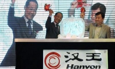 zhang-ceo-chinese-electronics-manufacturer-hanvon-and-zhang-vice-ceo-smash-ice-sculpture-shaped-apple-during-their-company-official-launch-their-touchpad-beijing.jpg