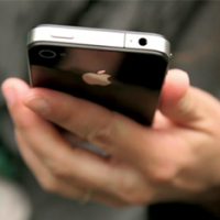 iPhone-4-FaceTime-promo.womand-holds-device-in-hand.jpg