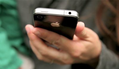 iPhone-4-FaceTime-promo.womand-holds-device-in-hand.jpg