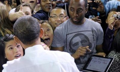 101022_obama_ipad_sign_ap_392_regular.jpg