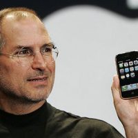 steve_jobs_iphone-2.jpg