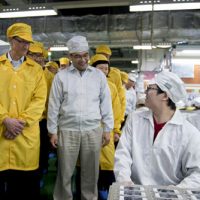 tim-cook-foxconn.jpg