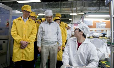 tim-cook-foxconn.jpg