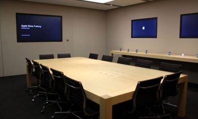 applestore_briefingroom_120617_1.jpg