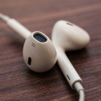 apple_earpods_35446297_03_610x436.jpg