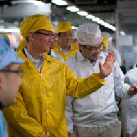 tim-cook-foxconn-plant-2.jpg