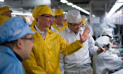 tim-cook-foxconn-plant-2.jpg