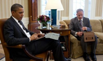 obama-ipad-briefing.jpg