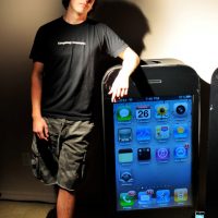 guyphones-giant-iphone-4-costume.jpg