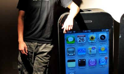 guyphones-giant-iphone-4-costume.jpg