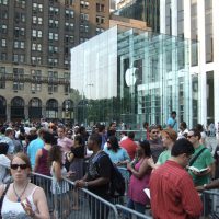 line_at_apple_store_in_nyc.jpg