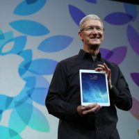 apple-tim-cook-ipad-air.jpg