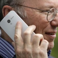 eric-schmidt-moto-x-640x426.jpg
