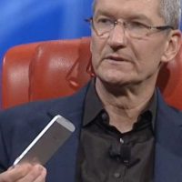 tim-cook-uses-a-white-iphone.jpg