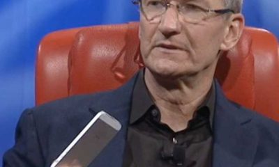 tim-cook-uses-a-white-iphone.jpg