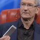 tim-cook-uses-a-white-iphone.jpg