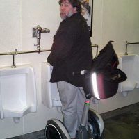 steve-wozniak-woz-peeing-on-his-segway-steht-am-pissoir-pinkelt-auf-seinem-segway.jpg