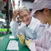 timcook_foxconn.jpg