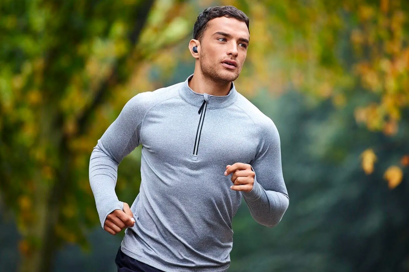 Homme utilisant les écouteurs Jabra Elite 4 Active