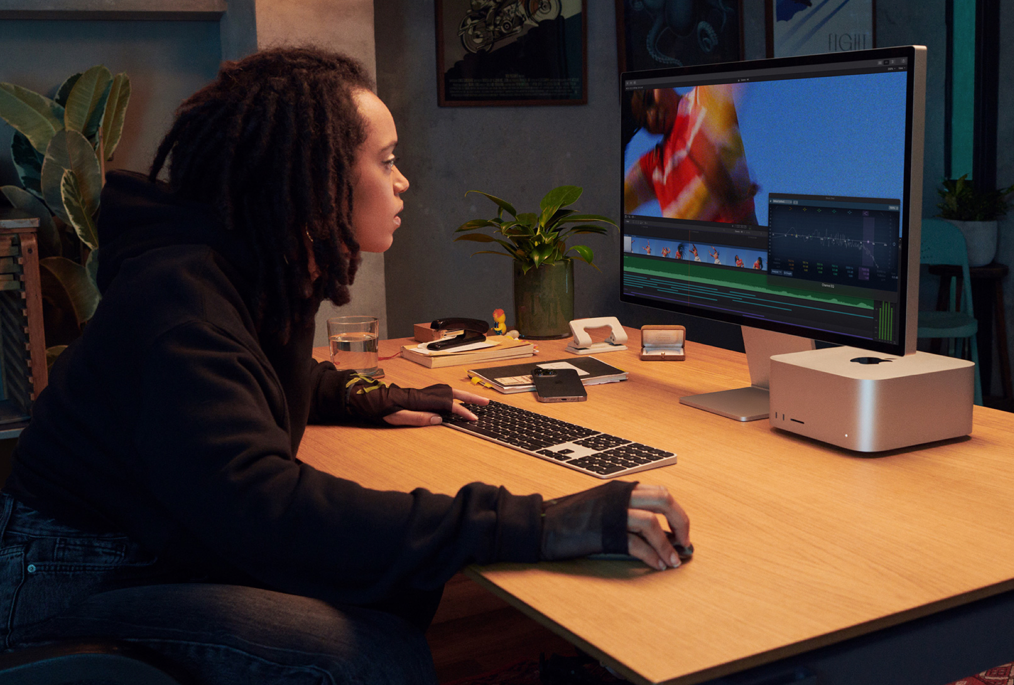 Personne travaillant sur son bureau équipé d'un Mac Studio et de l'écran Studio Display