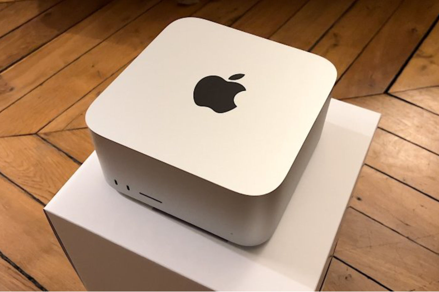 Ordinateur Apple Mac Studio sur sa boîte