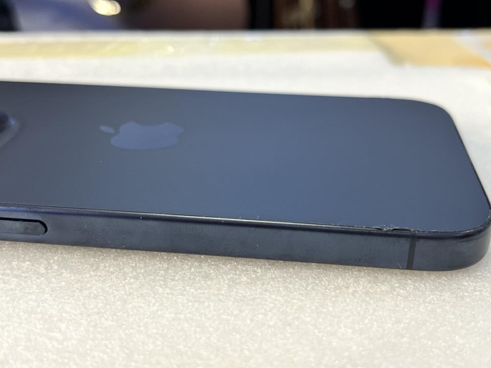 iPhone 15 qui pele