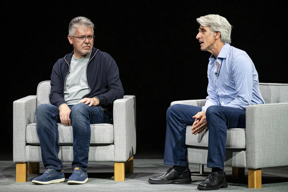 John giannandread et craig federighi Photographer David Paul Morris Bloomberg
