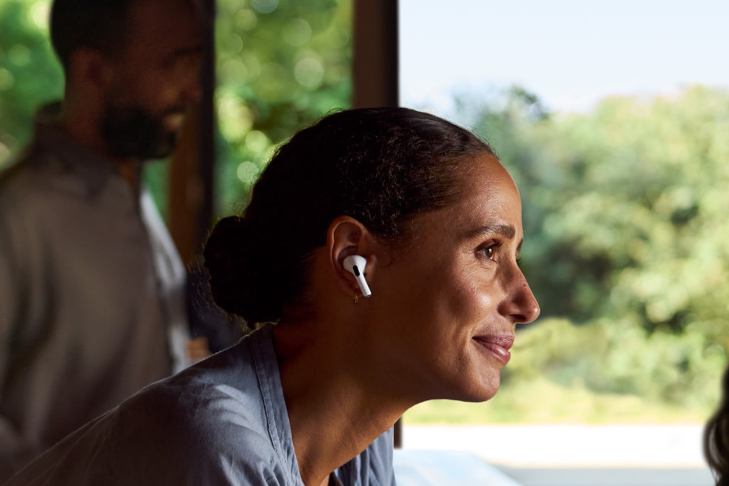 AirPods 4 portés par une femme