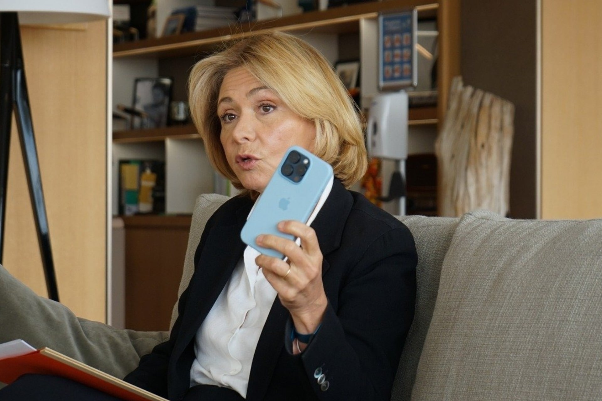 Valerie pecresse avec iPhone à la main