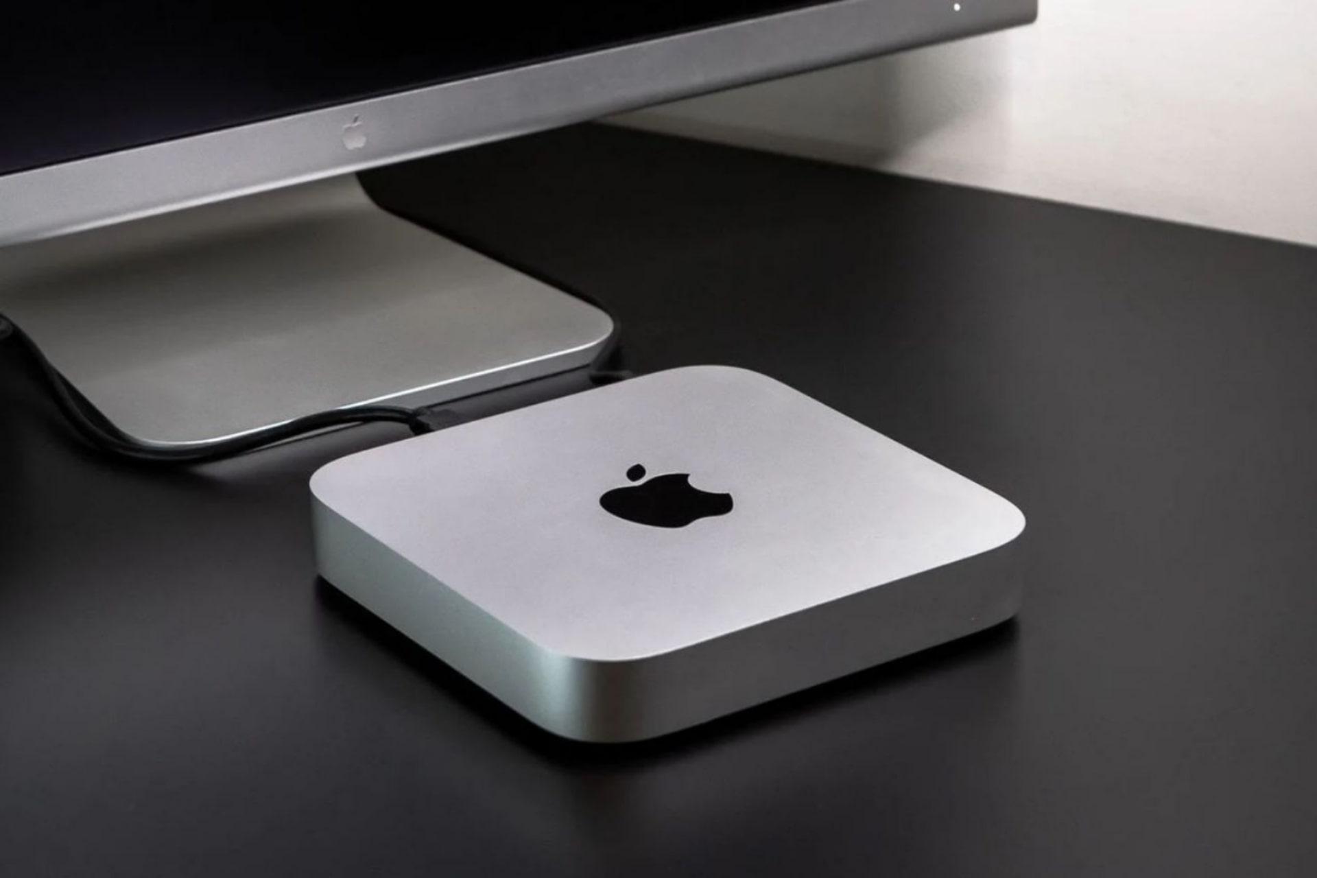 Mac mini apple posé sur bureau