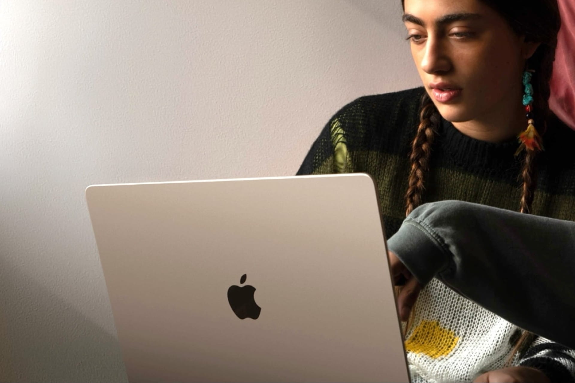 Macbook air de dos logo apple étudiant (1)