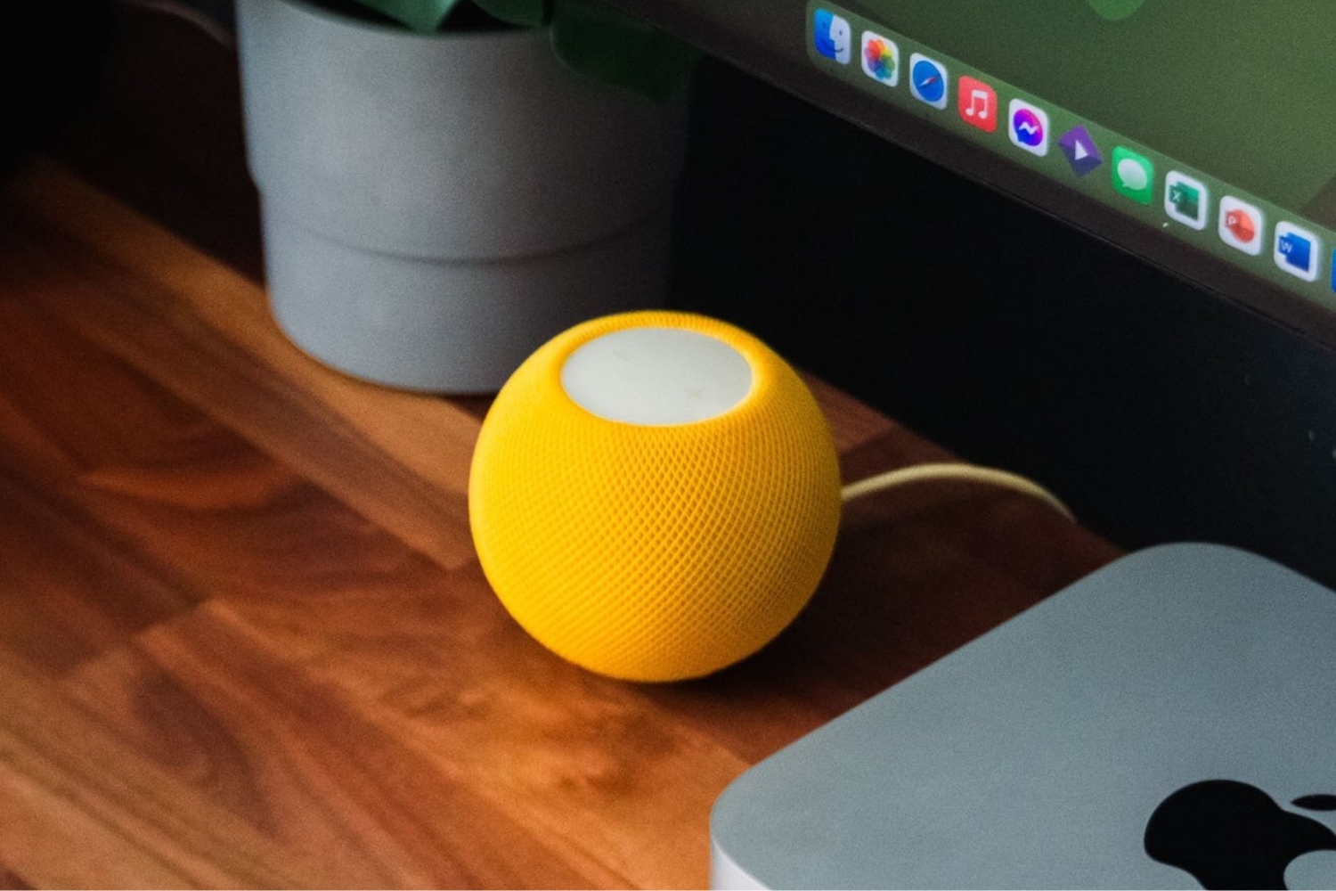 Homepod mini jaune bureau domotique maison connectée