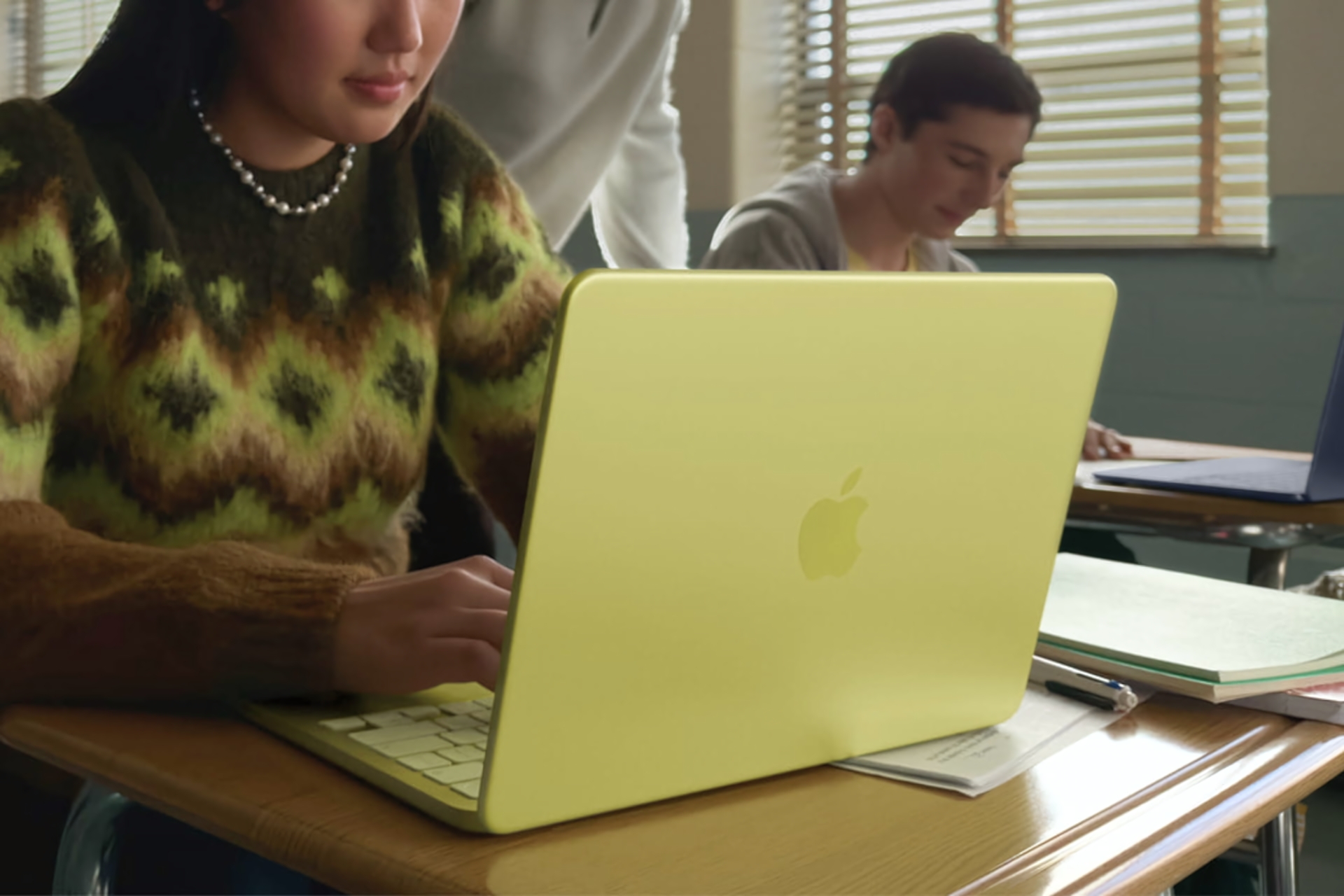 Macbook neo jaune en classe étudiants