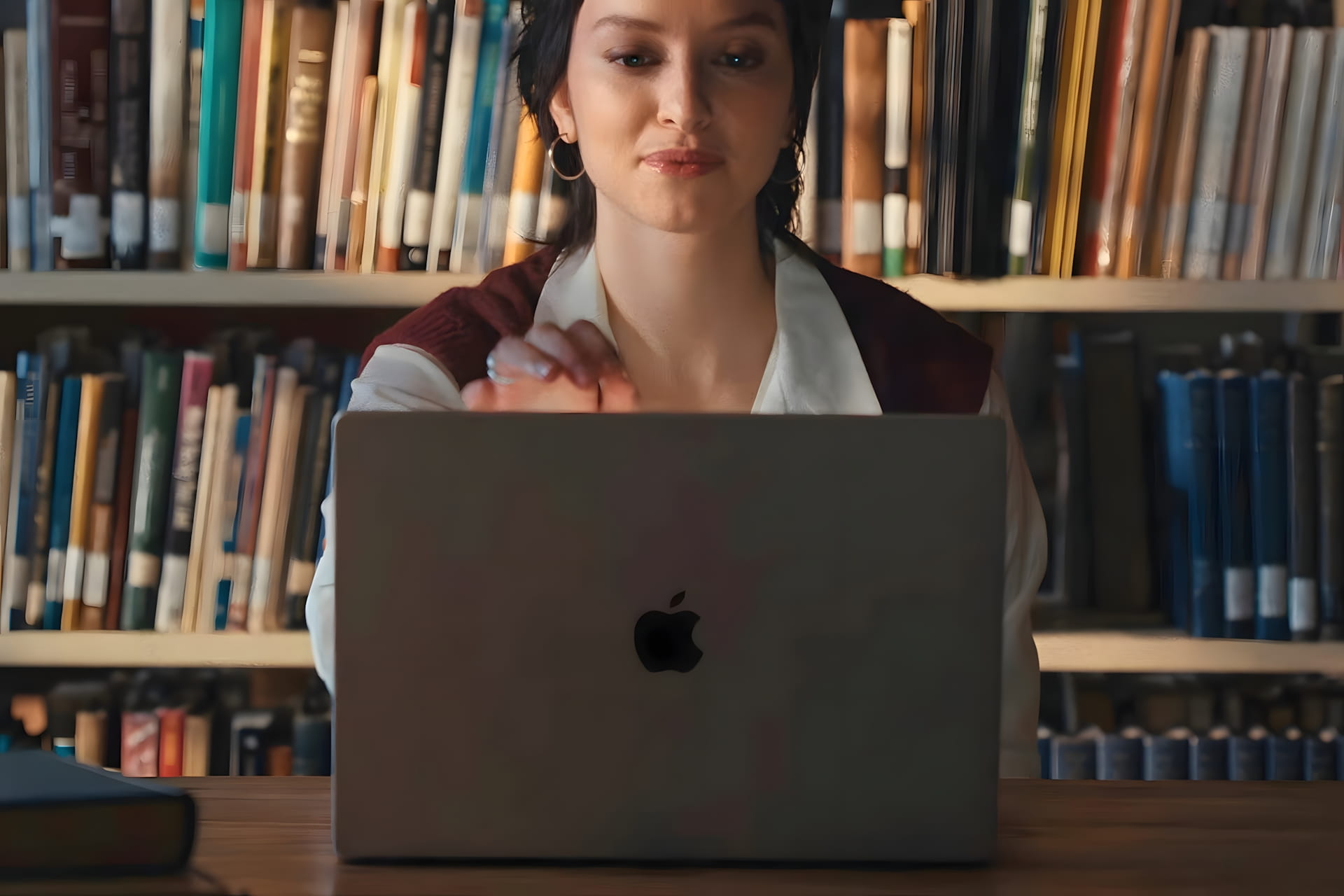 Fille étudiante macbook pro m5 livres(1)
