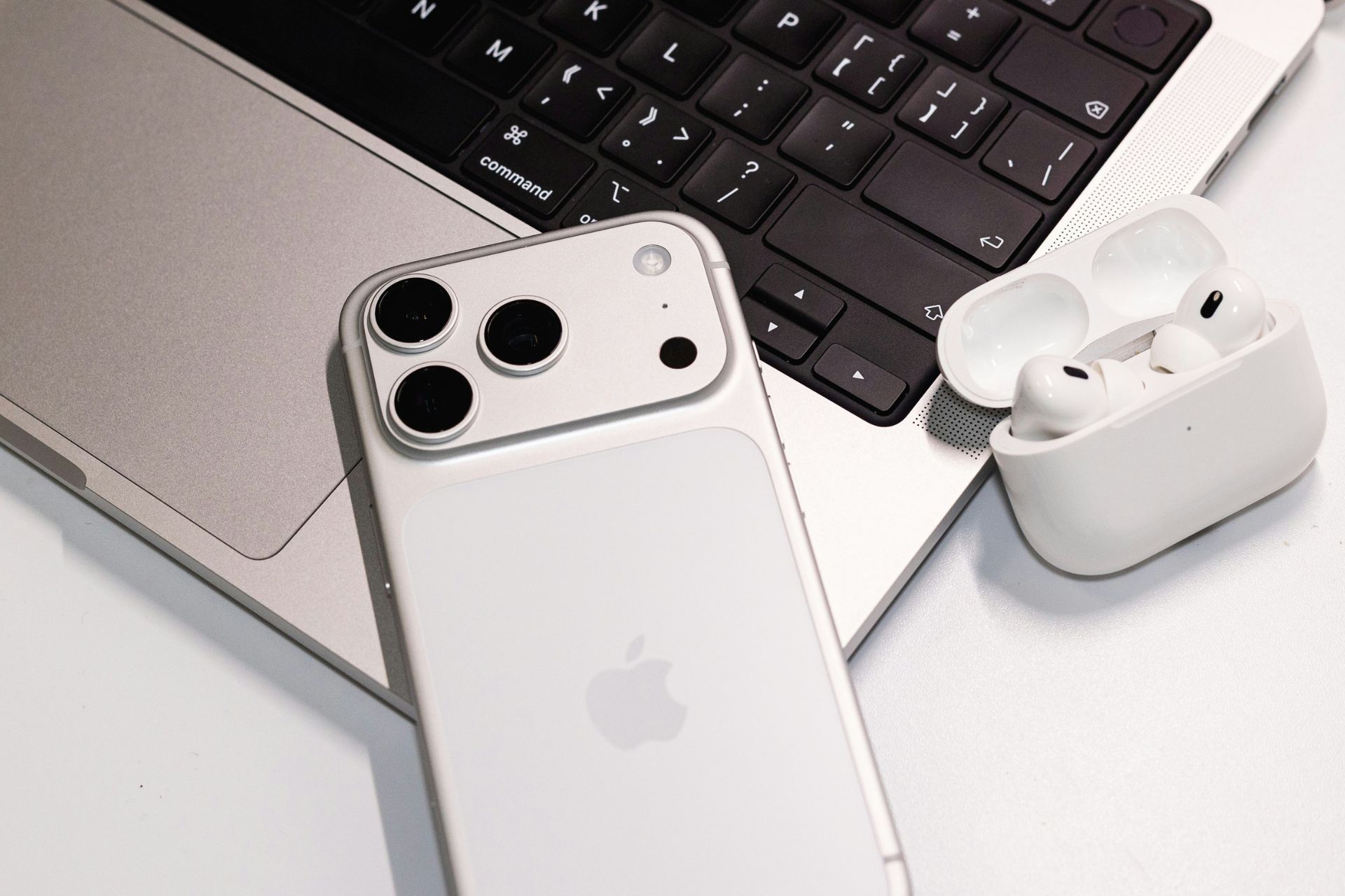 iPhone Mac AirPods (2)