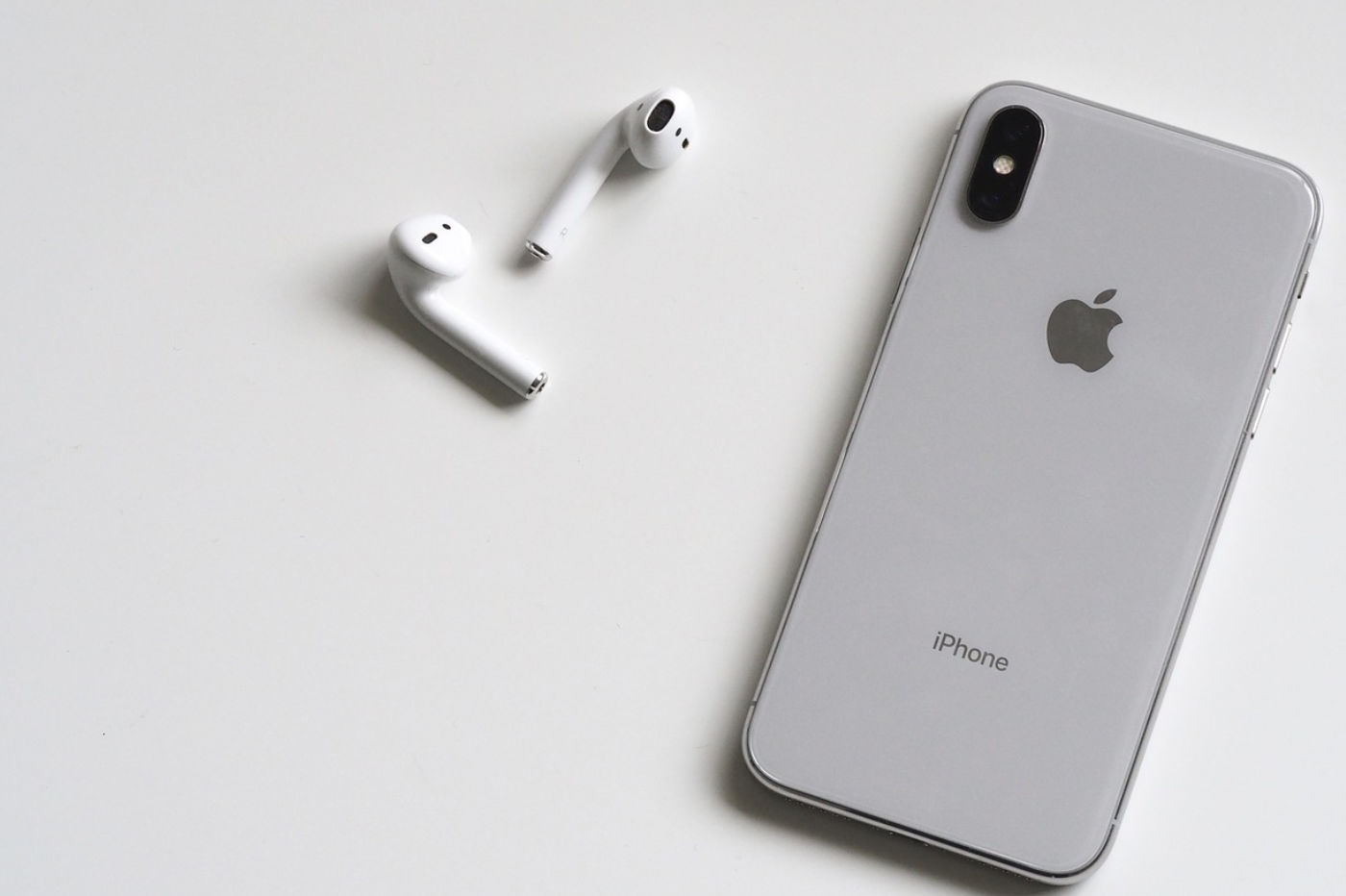 iPhone X AirPods