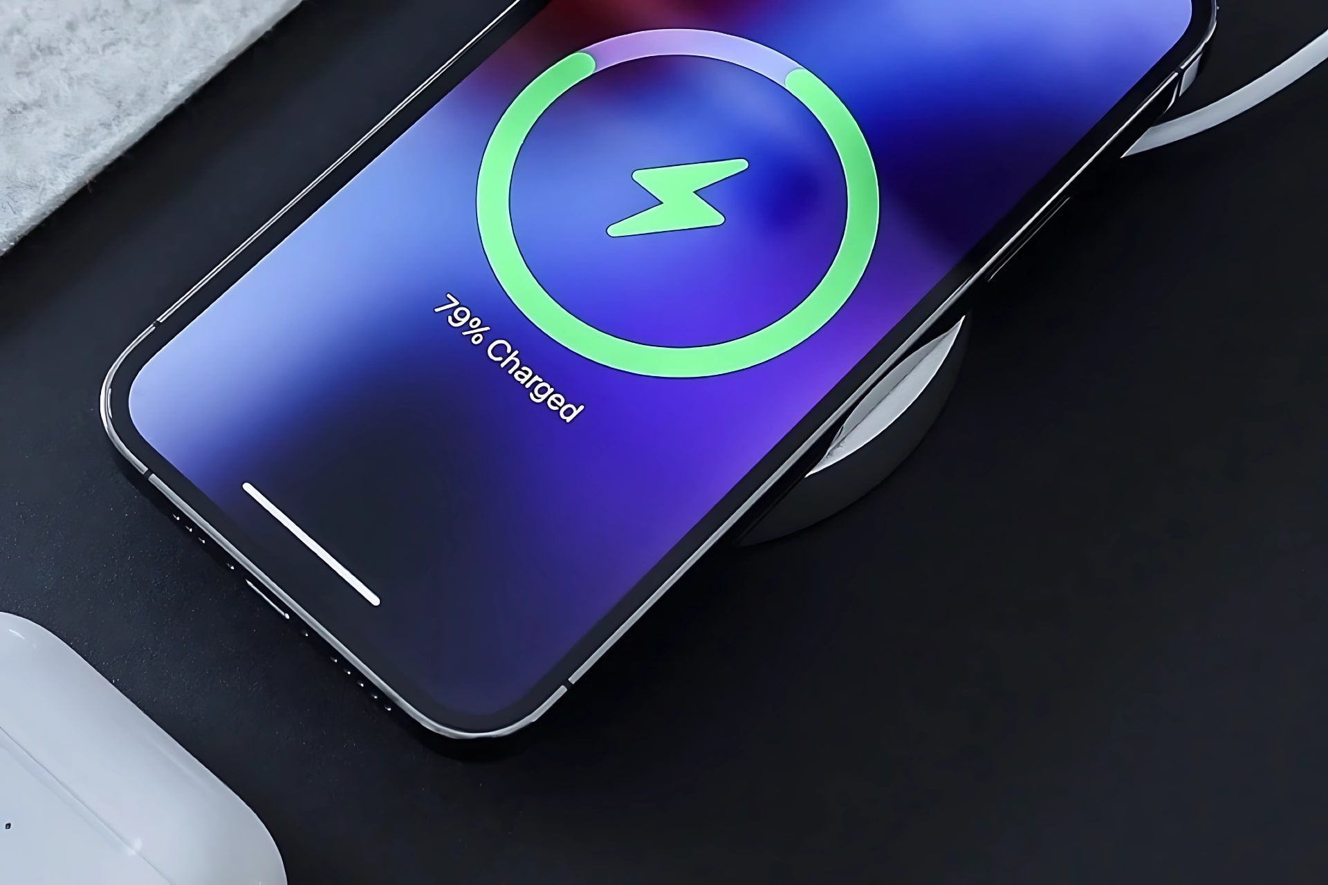 Recharge sans fil magsafe iPhone posé sur table