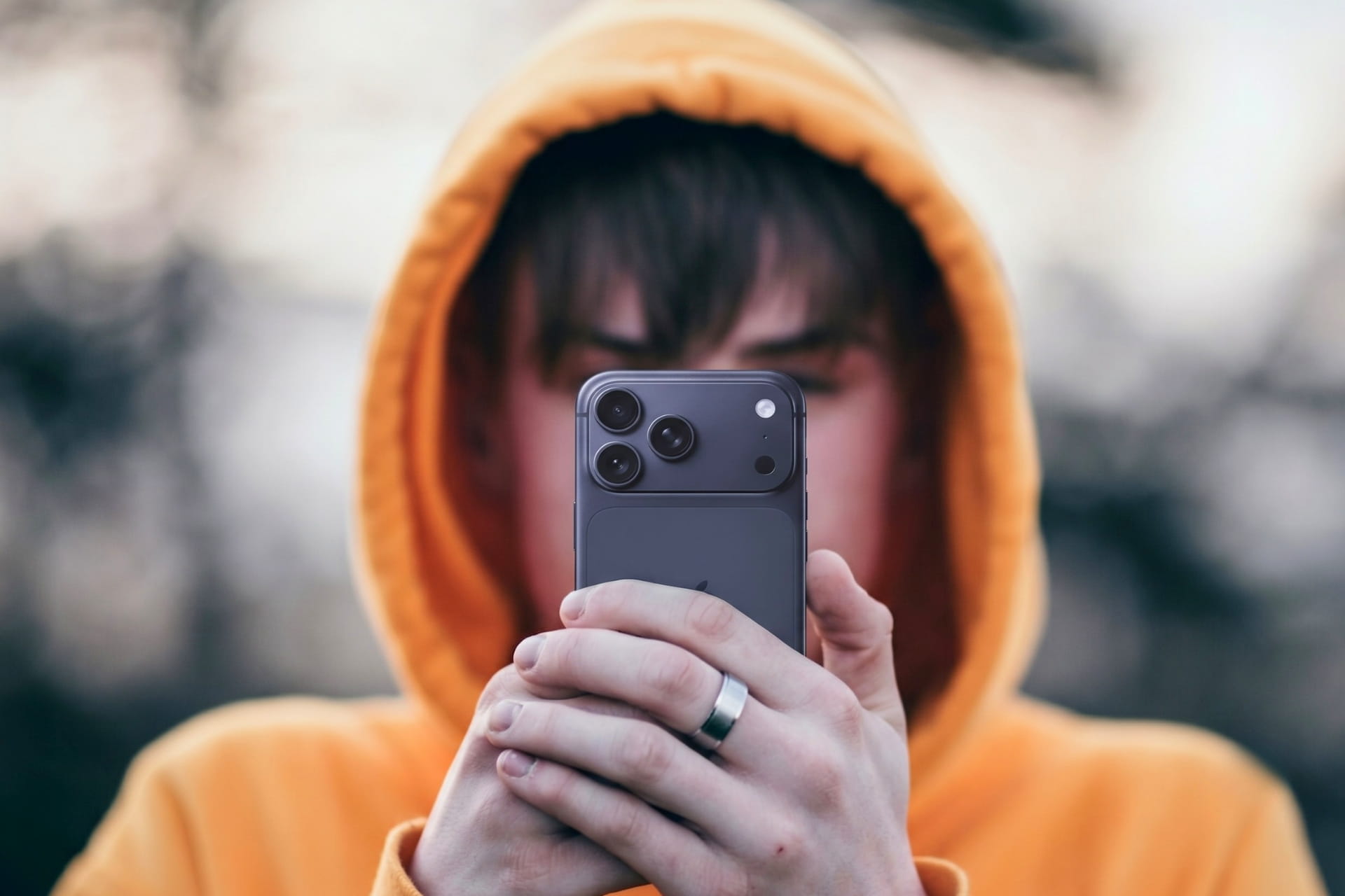 iPhone 17 pro utilisateur capuche