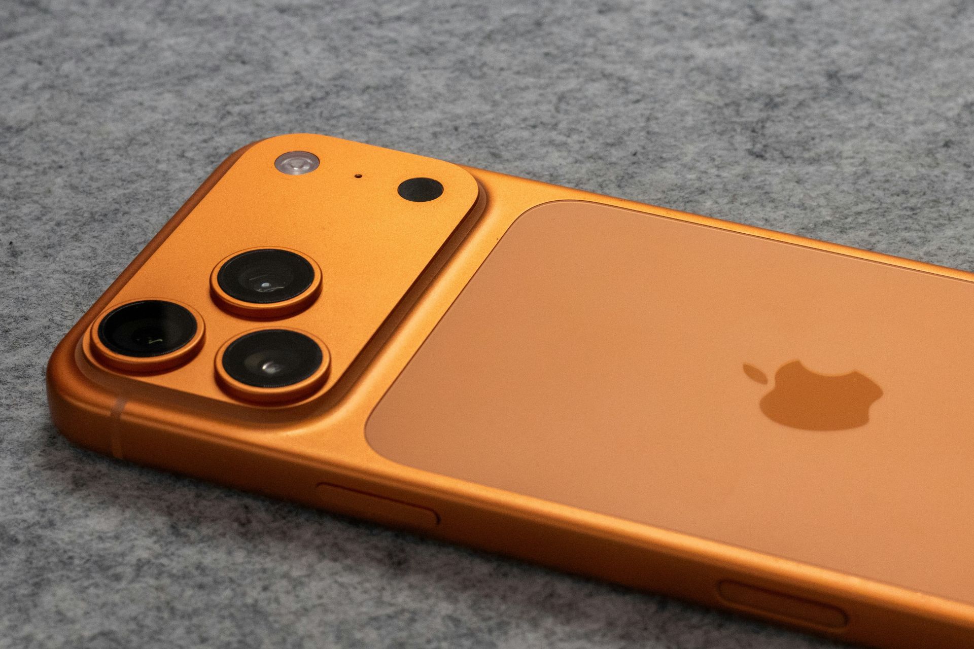 iPhone 17 Pro Max Orange cosmique